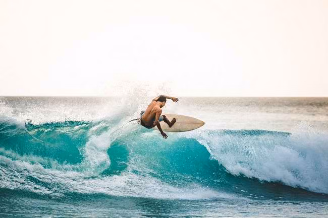 Surfing: Olahraga Air yang Menantang dan Menyenangkan