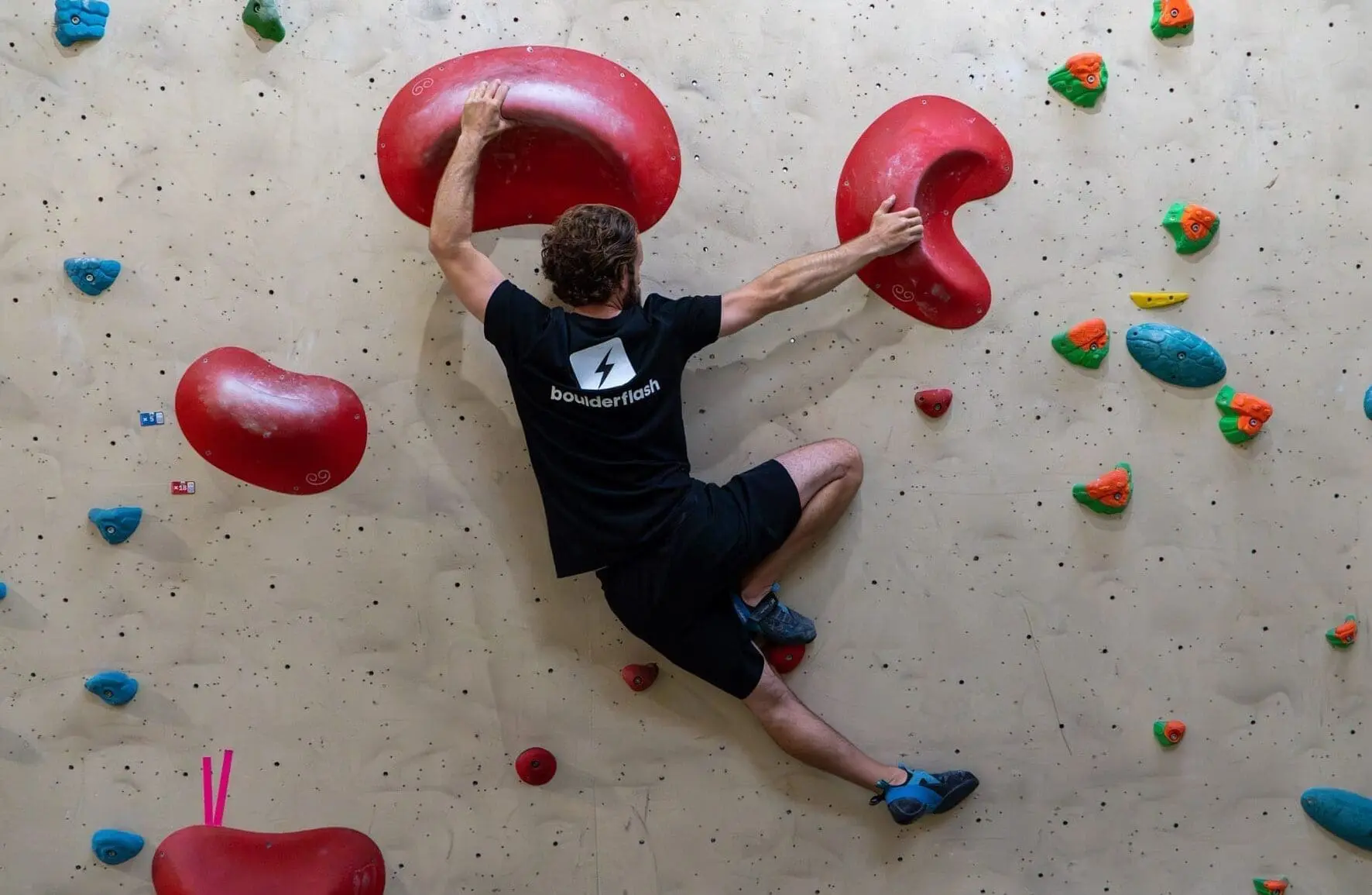Bouldering: Ketika Dinding Rendah Jadi Arena Tantangan