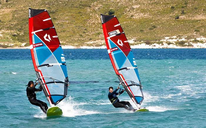 Windsurfing: Menari di Atas Air dengan Papan dan Layar