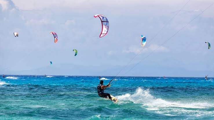Kitesurfing: Ketika Angin dan Layar Mengangkatmu ke Udara